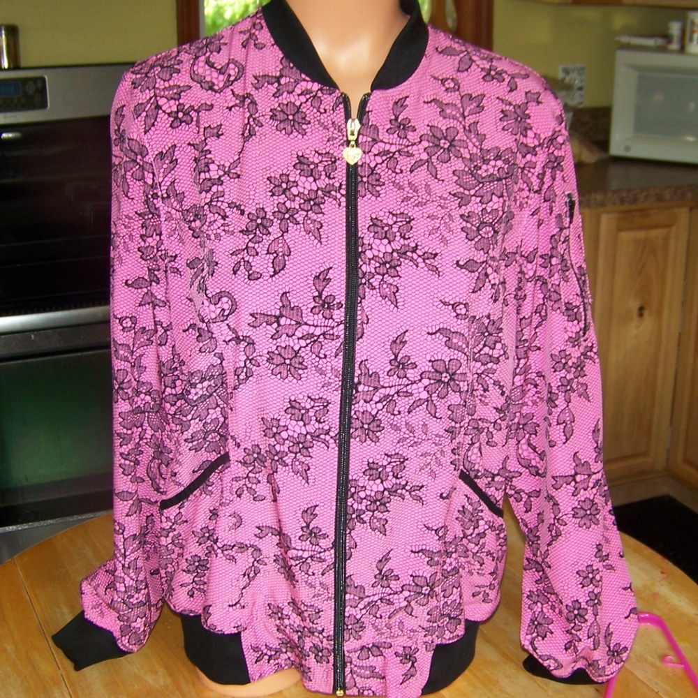 Pink lightweight jacket top w/ floral pattern